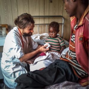 dr-iñaki-alegria-hospital-gambo-África-pandemia-niño-dentro
