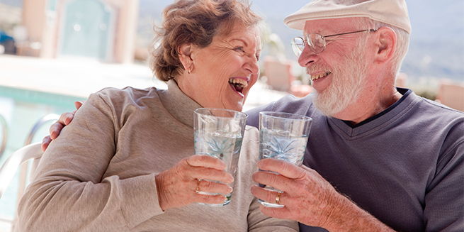 El 77% de las personas mayores reconoce que no se hidrata bien, ni siquiera  en verano - iSanidad