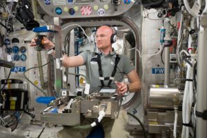 astronauta en experimientos de investigacion