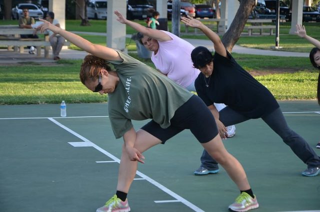 mujeres hacen ejercicio físico en una instalación deportiva al aire libre