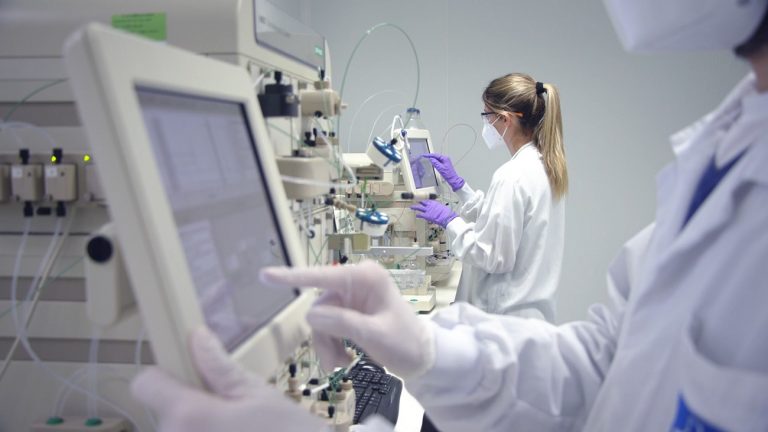 Laboratorio de Hipra, multinacional de Girona que ha desarrollado una vacuna frente al Covid-19 que puede adaptarse a la variante Ómicrom en cuatro meses