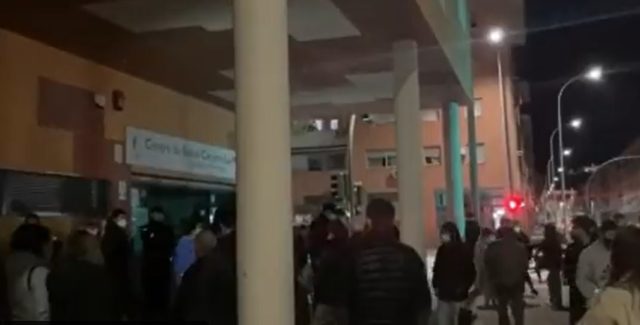 Tensión e insultos a las puertas del centro de salud de Cáceres donde se produjeron insultos a los sanitarios que hacían los cribados de Covid-19