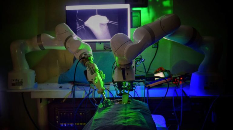 robot-cirugía-laparoscópica-humana