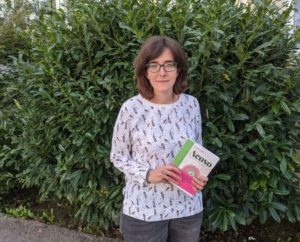 Ángela Bernardo, biotecnóloga especializada en comunicación científica con su libro sobre el acoso en la ciencia