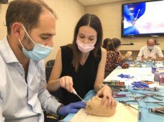 asistentes a un curso en el que practican una cirugía con una reproducción anatómica en 3D, también se hace con órganos