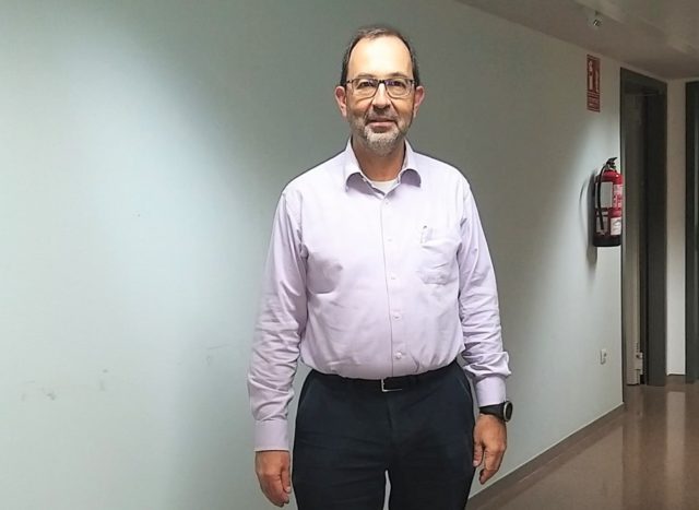 El Dr. Óscar Zurriaga, epidemiólogo y vicepresiente de la SEE, considera que es pronto para eliminar las mascarillas en interiores