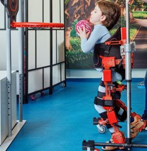 Álvaro, uno de los niños que ha mejorado su movilidad con el exoesqueleto pediátrico