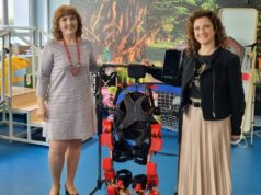 La presidenta de Aspace Madrid junto con la creadora del exoesqueleto infantil, Elena García Armada