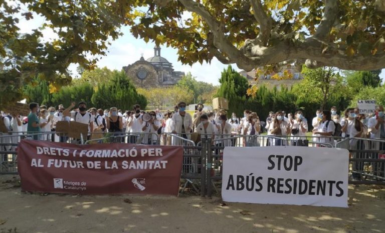 manifestacón médicos Cataluña donde un juzgado ha reconocido que la media de las guardias hechas deben pagarse también en las pagas extra de los MIR