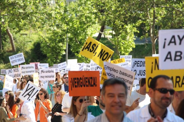 manifestación de los médicos hospitalarios en el primer día de huelga, piden la estabilización de plazas mediante concurso de méritos