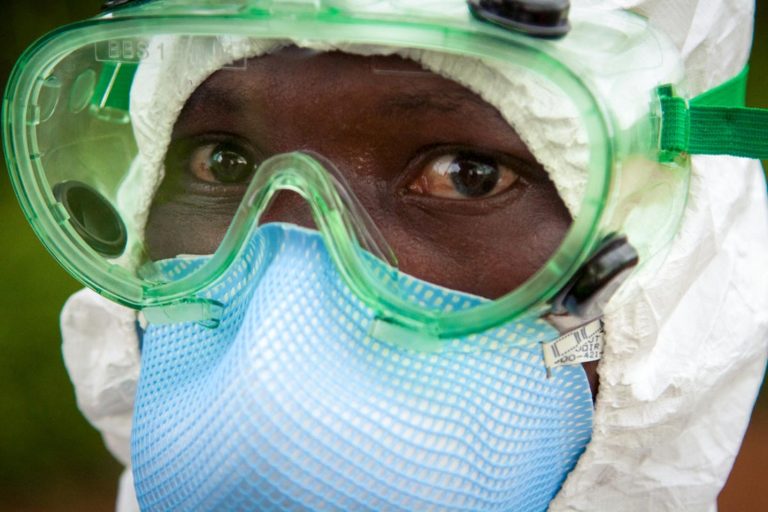 world-vision-trabajador-sanitario-ebola-uganda