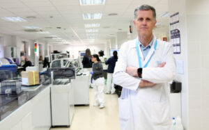 Antonio Buño Soto, jefe de Servicio de Análisis Clínicos del Hospital Universitario La Paz, en el laboratorio.