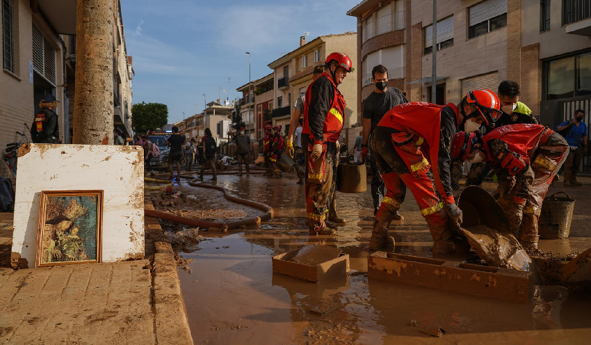 personal de emergencias limpian las calles