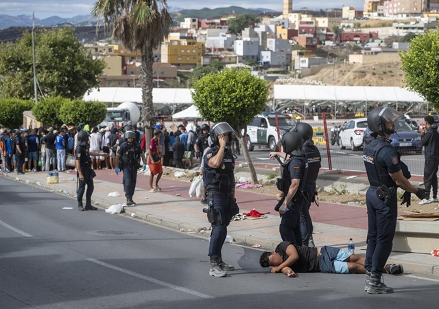 2026-Ceuta-migrantes-policía