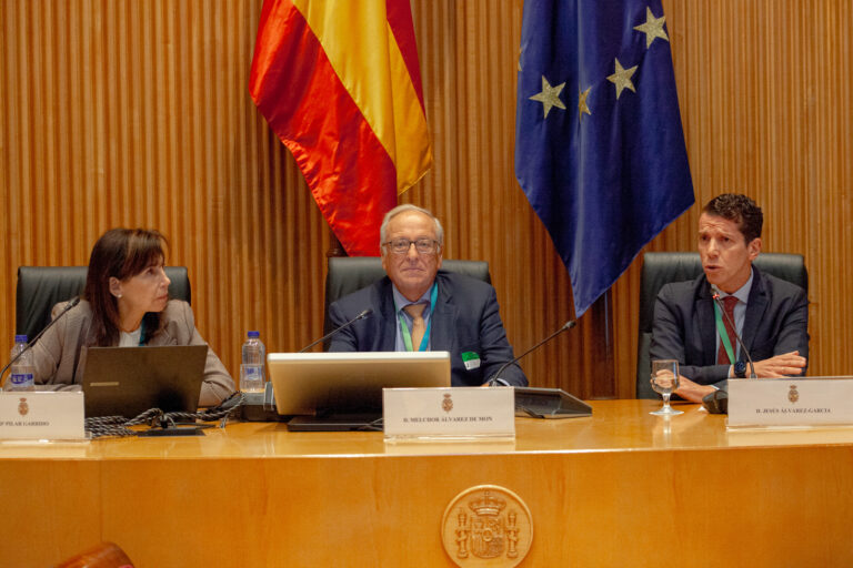 Pilar Garrido, Melchor Álvarez de Mon y Jesús García Álvarez sobre las ventajas y riesgos de los ensayos clínicos