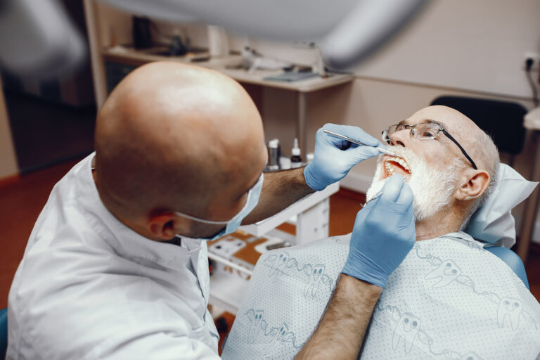 Persona mayor en el dentista
