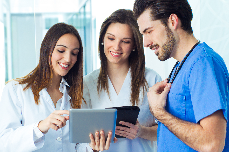 médicos-jovenes-residentes-inteligencia-artificial